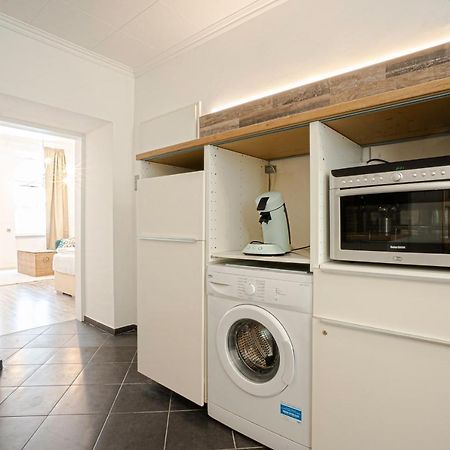 2-Room Apartment On The First Floor With Designer Renovation. Exit To The Courtyard. 15 Minutes To Schloss Schoenbrunn Wien Exteriör bild