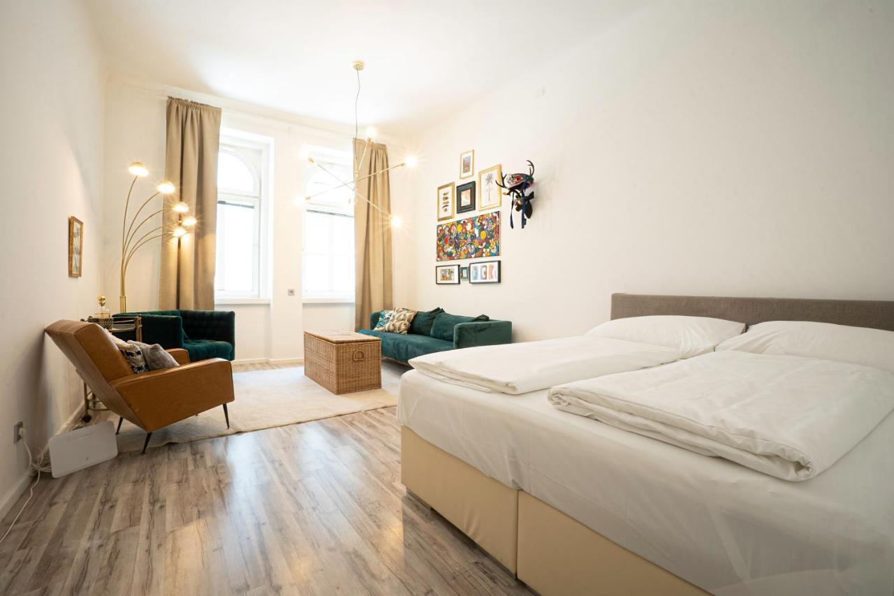 2-Room Apartment On The First Floor With Designer Renovation. Exit To The Courtyard. 15 Minutes To Schloss Schoenbrunn Wien Exteriör bild
