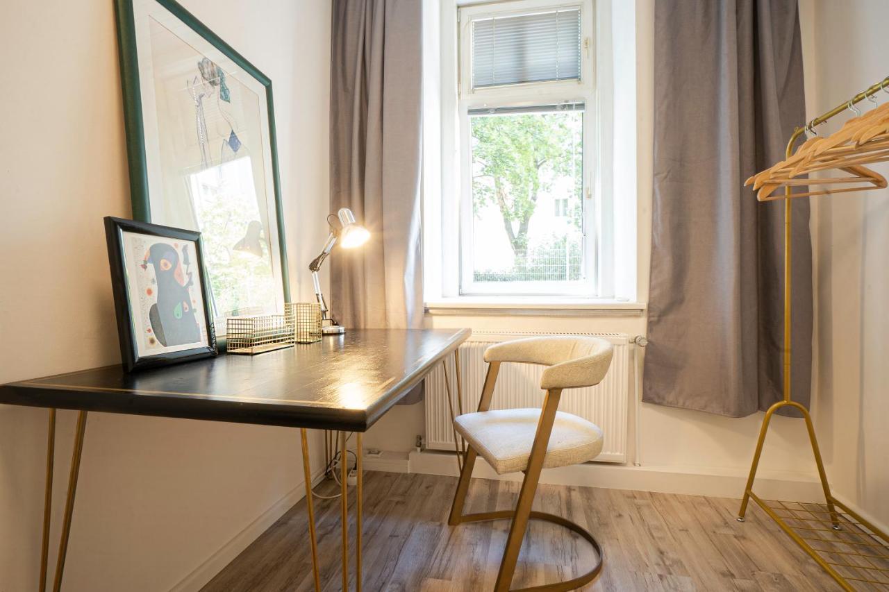 2-Room Apartment On The First Floor With Designer Renovation. Exit To The Courtyard. 15 Minutes To Schloss Schoenbrunn Wien Exteriör bild