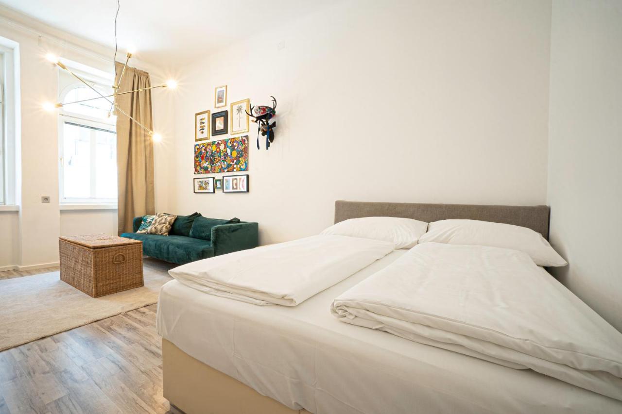 2-Room Apartment On The First Floor With Designer Renovation. Exit To The Courtyard. 15 Minutes To Schloss Schoenbrunn Wien Exteriör bild