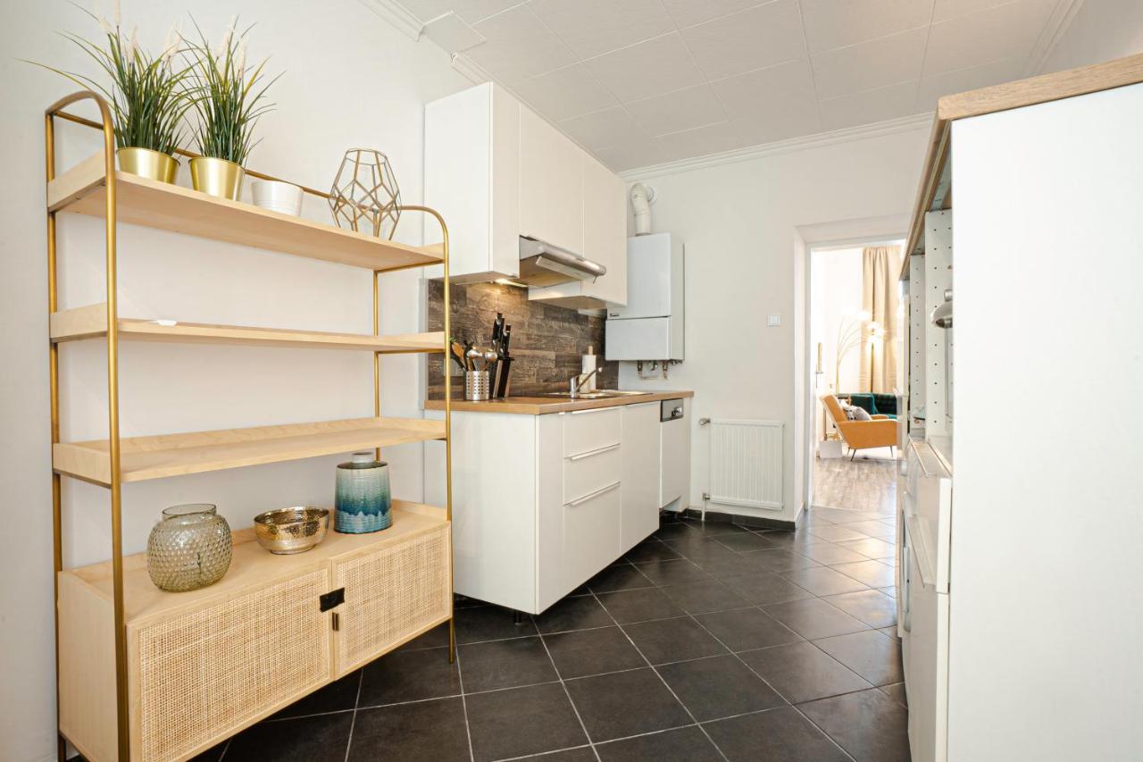 2-Room Apartment On The First Floor With Designer Renovation. Exit To The Courtyard. 15 Minutes To Schloss Schoenbrunn Wien Exteriör bild