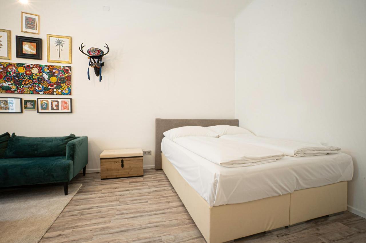 2-Room Apartment On The First Floor With Designer Renovation. Exit To The Courtyard. 15 Minutes To Schloss Schoenbrunn Wien Exteriör bild