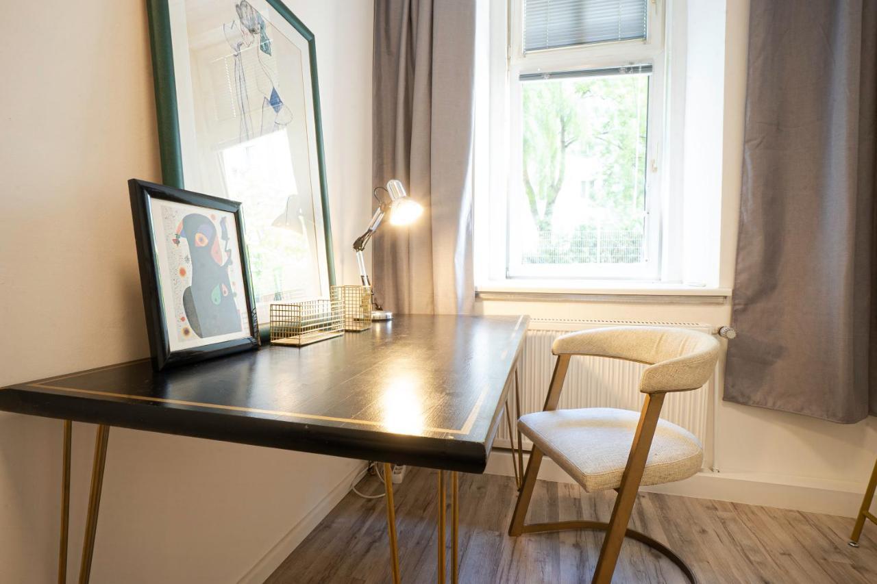 2-Room Apartment On The First Floor With Designer Renovation. Exit To The Courtyard. 15 Minutes To Schloss Schoenbrunn Wien Exteriör bild