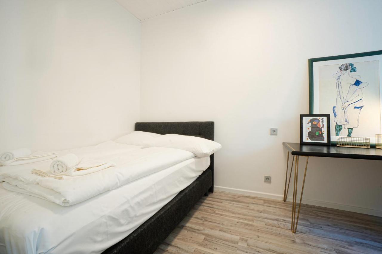 2-Room Apartment On The First Floor With Designer Renovation. Exit To The Courtyard. 15 Minutes To Schloss Schoenbrunn Wien Exteriör bild