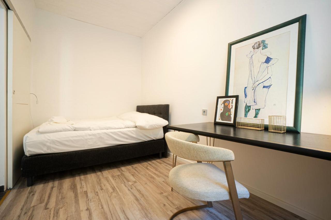 2-Room Apartment On The First Floor With Designer Renovation. Exit To The Courtyard. 15 Minutes To Schloss Schoenbrunn Wien Exteriör bild