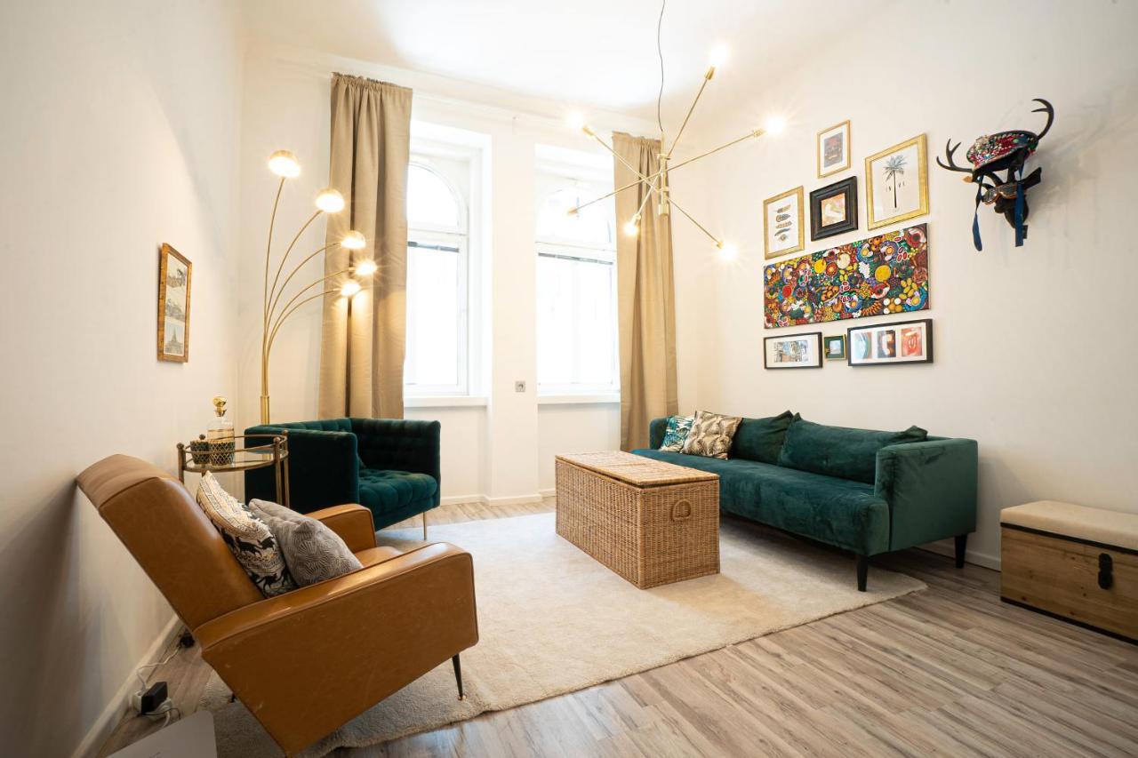 2-Room Apartment On The First Floor With Designer Renovation. Exit To The Courtyard. 15 Minutes To Schloss Schoenbrunn Wien Exteriör bild