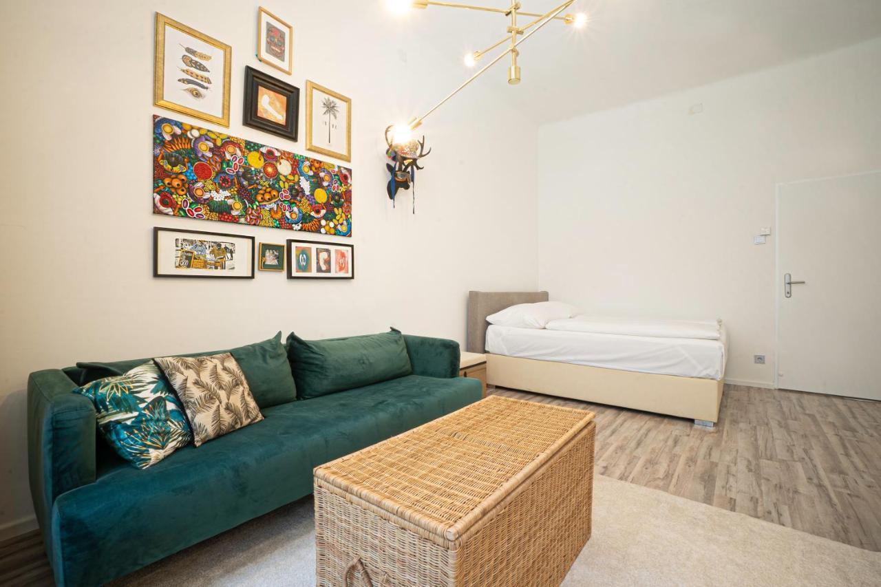 2-Room Apartment On The First Floor With Designer Renovation. Exit To The Courtyard. 15 Minutes To Schloss Schoenbrunn Wien Exteriör bild